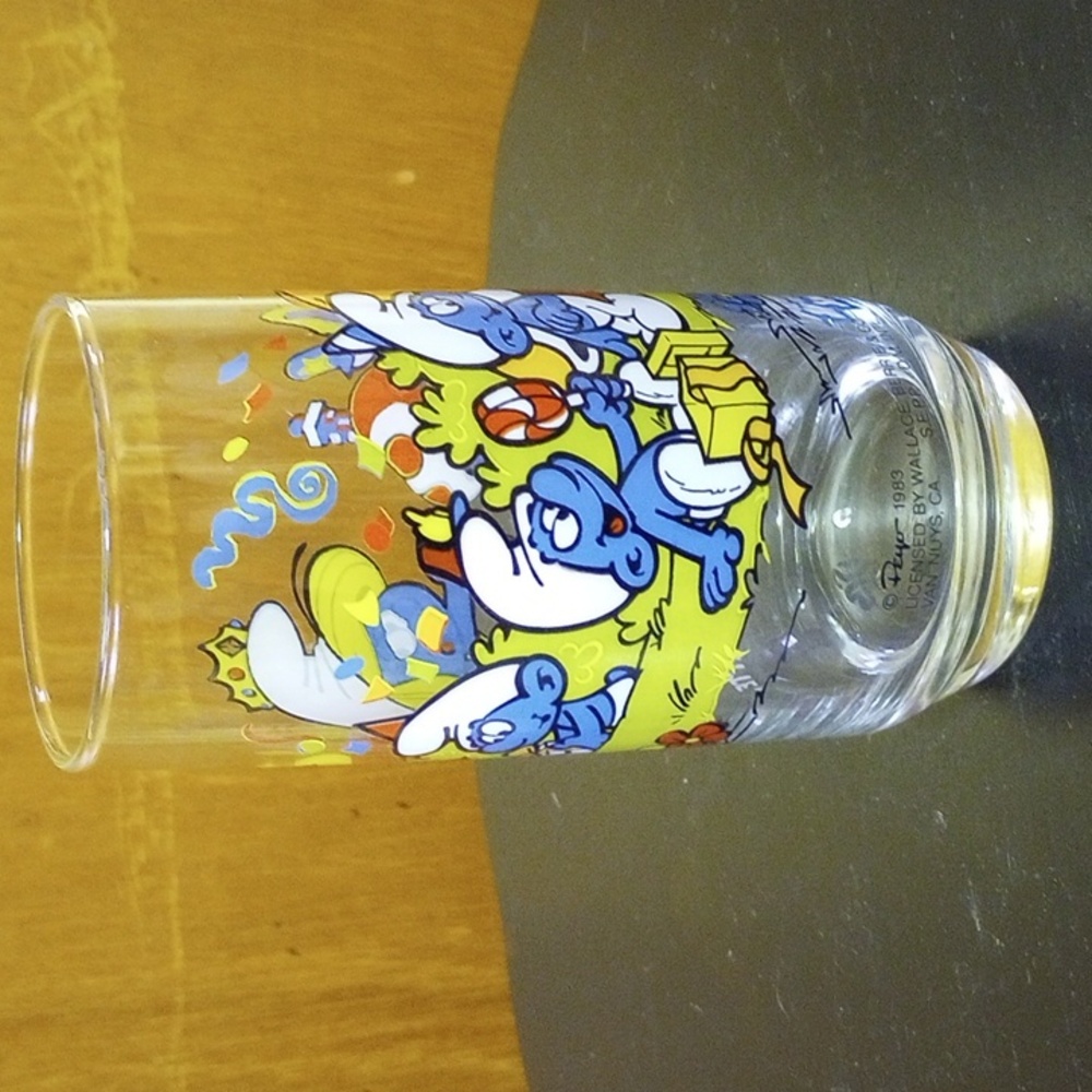 Vintage 1983 Smurf/Smurfette Collectible Glass by Peyer - Picture 3 of 4